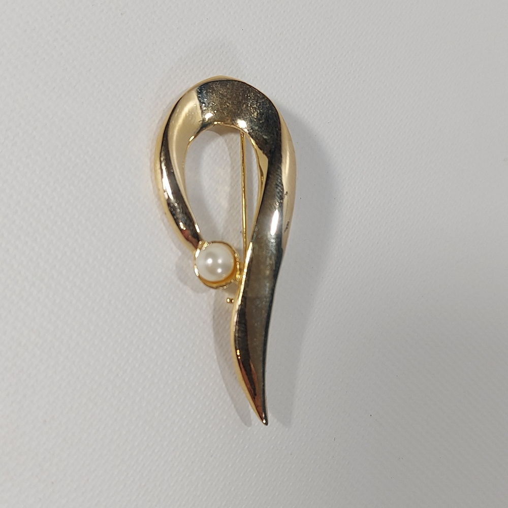 AAI Vintage Gold Tone and Pearl Brooch